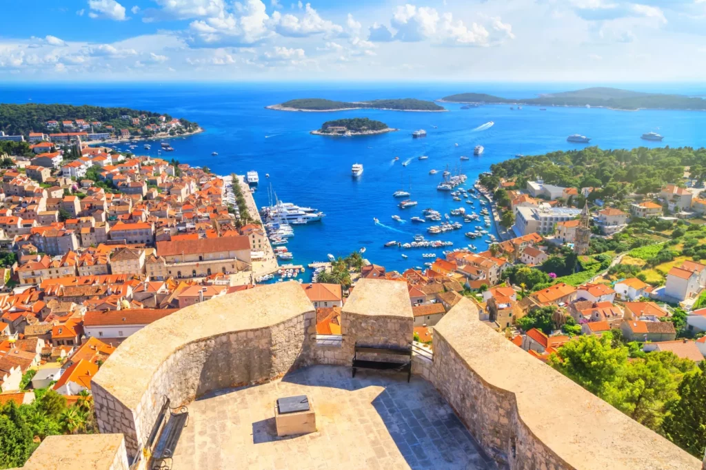 vista del porto cittadino e del porto turistico della città di Hvar