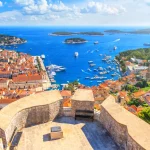 vista del porto cittadino e del porto turistico della città di Hvar