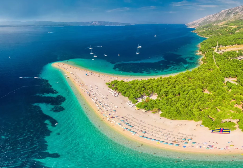 La famosa spiaggia di Zlatni rat a Bol, Isola di Brac, Croazia, Europa
