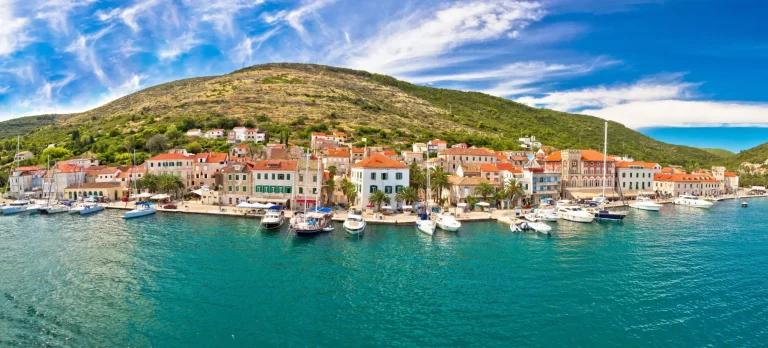 Panorama del lungomare dell'isola di Vis