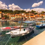 19. juli 2016: Landsbyen Maslinica på øen Brac, C