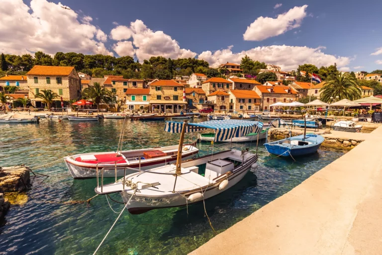 19 luglio 2016: Il villaggio di Maslinica nell'isola di Brac, C