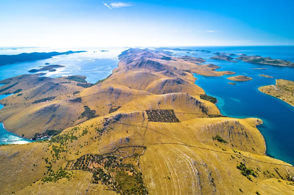 Parco nazionale delle isole Kornati. Isole deserte di pietra uniche nell'arcipelago del Mediterraneo vista aerea.