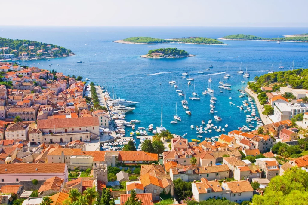Bella vista del porto sull'isola di Hvar in Croazia