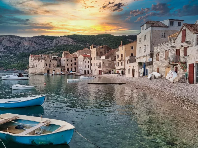 Antico e pittoresco villaggio di pescatori Komiža sull'isola di Vis, vicino a Spalato, Dalmazia, Croazia