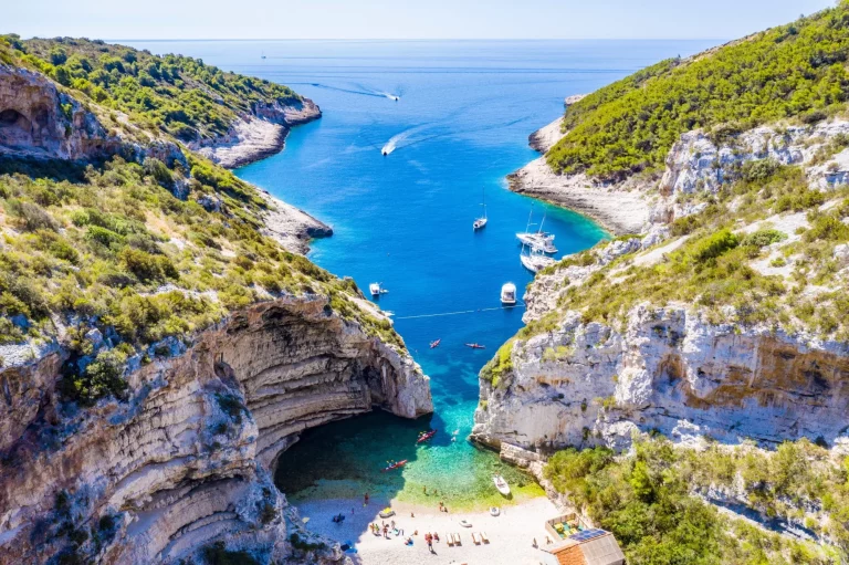 Paesaggio panoramico della baia di Stiniva nell'isola di Vis