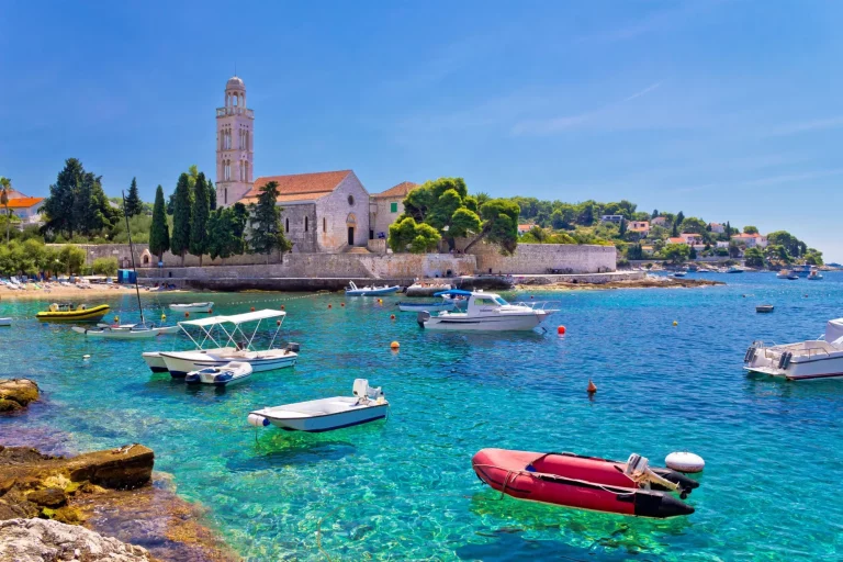 Il mare turchese dell'isola di Hvar