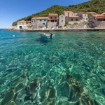 Turkisblåt vand ved den lille landsby i bugten Lucica på øen Lastovo, Dalmatien, Kroatien