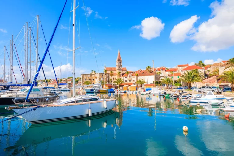 Vista sul porto di Milna